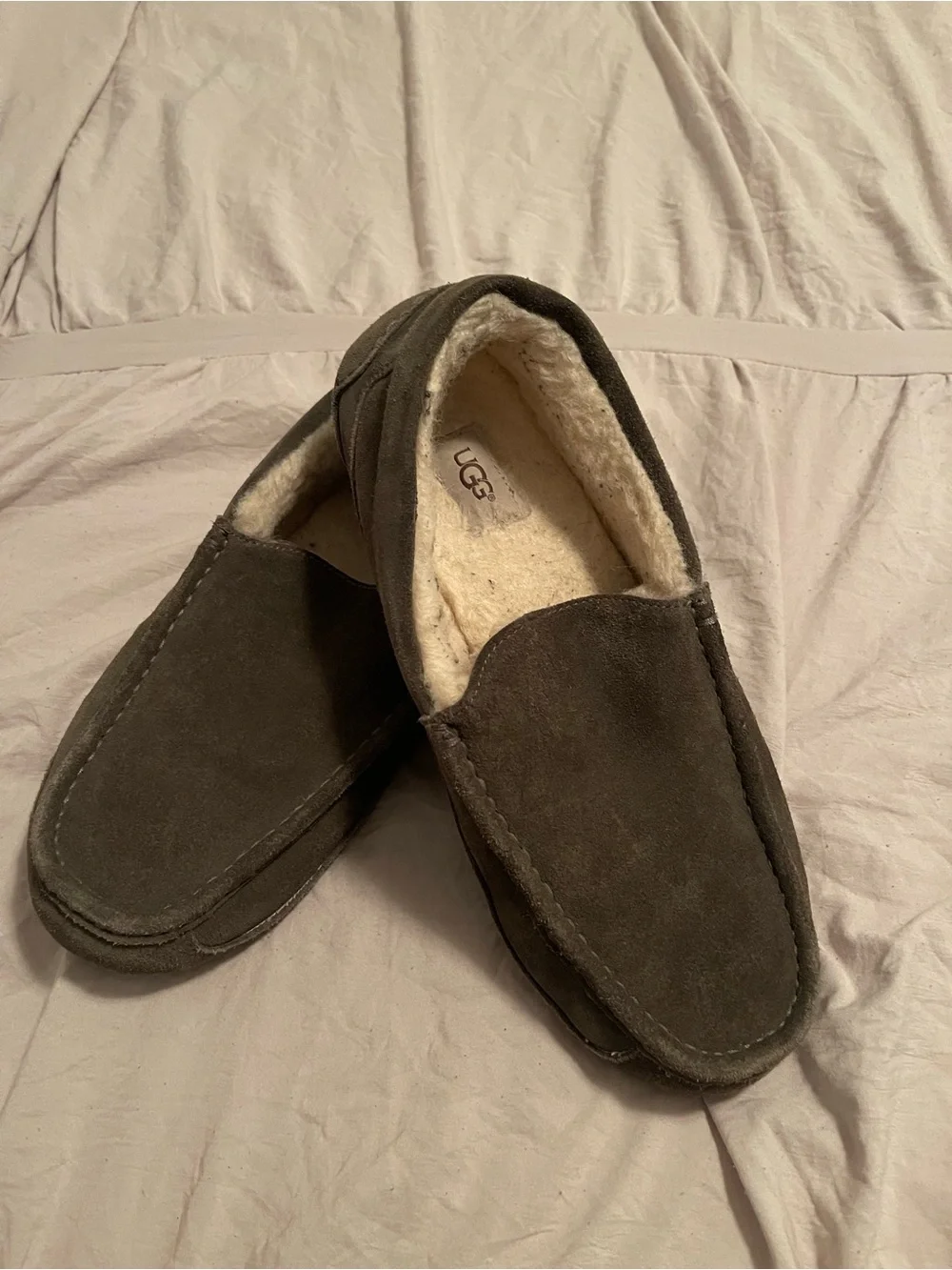 Ugh Ascot Men’s Charcoal Suede Shearling Moccasin Slippers Size 9
